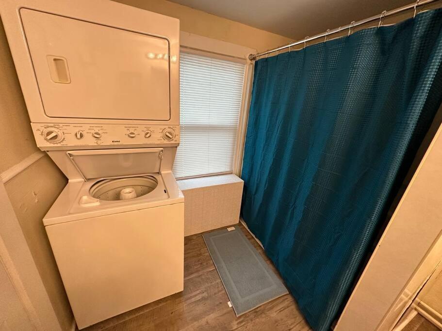 The Yellow Door 3-bedroom Downtown Near Vt&ru * Radford