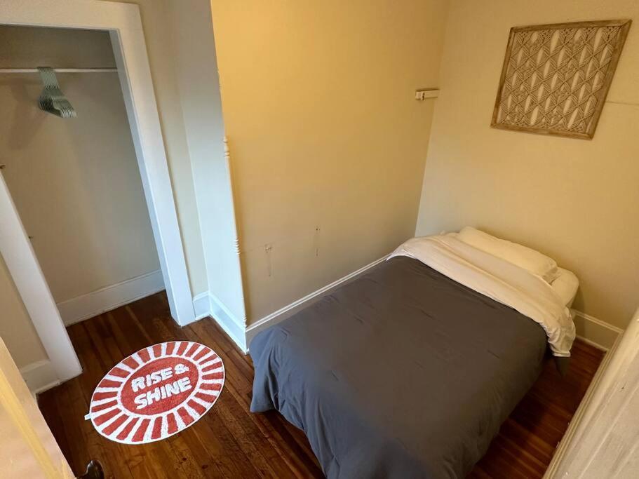 The Yellow Door 3-bedroom Downtown Near Vt&ru * Radford