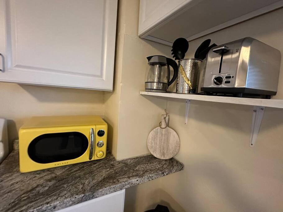 The Yellow Door 3-bedroom Downtown Near Vt&ru Appartement Radford