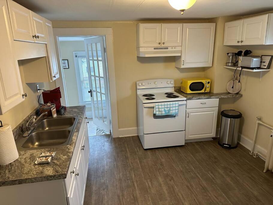 The Yellow Door 3-bedroom Downtown Near Vt&ru Appartement *